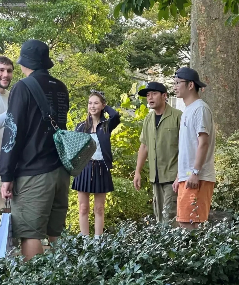 周杰伦真的配不上昆凌了，在一起好像大叔和女学生的感觉，周杰伦特别喜欢日本，这是网