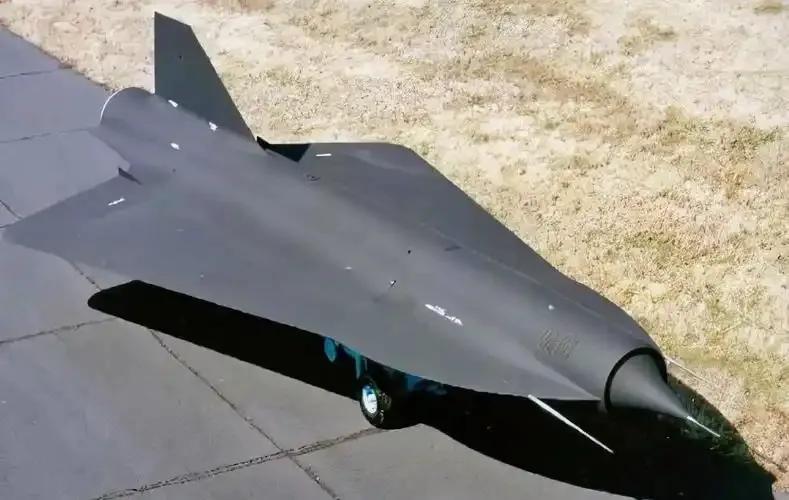 台媒炸锅！解放军攻击-21亮相，这无人机有多狠？大家好，我是豆包。最近台媒