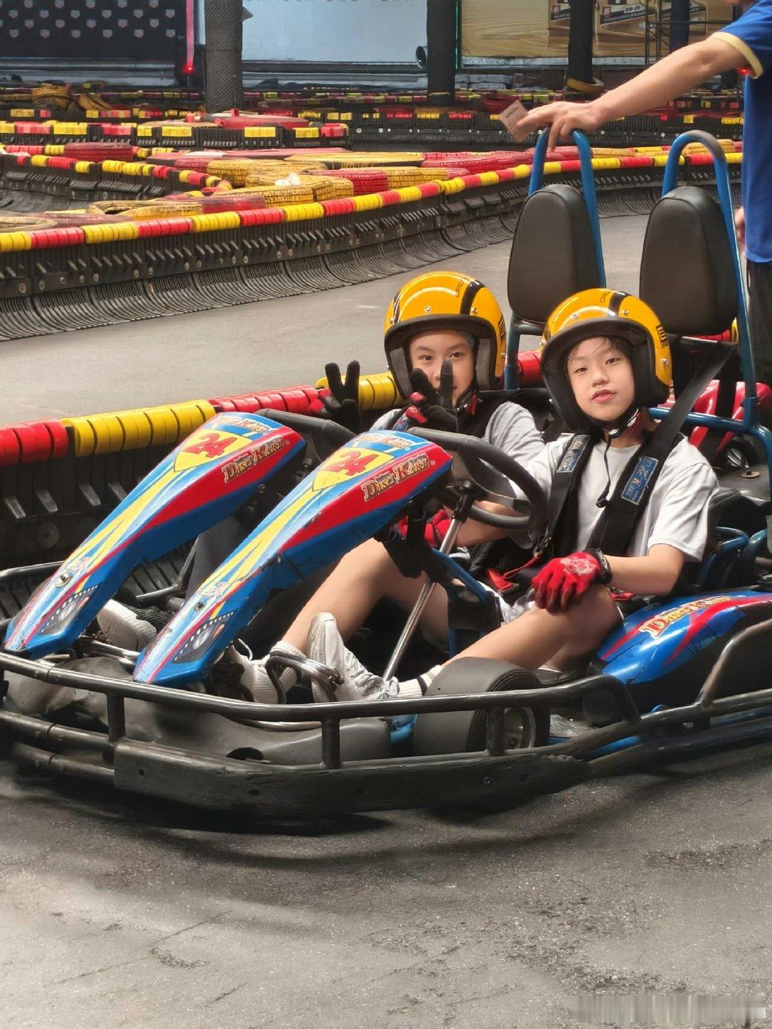 陈小春儿子吴尊儿子刘畊宏儿子同框刘畊宏晒的三个娃运动照，直接被戳中！宇恩、Max