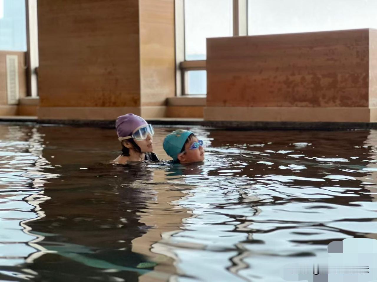 章子怡在北京她自己买的柏悦酒店游泳🏊还是早年买的，没有卖掉，房价不好！之前