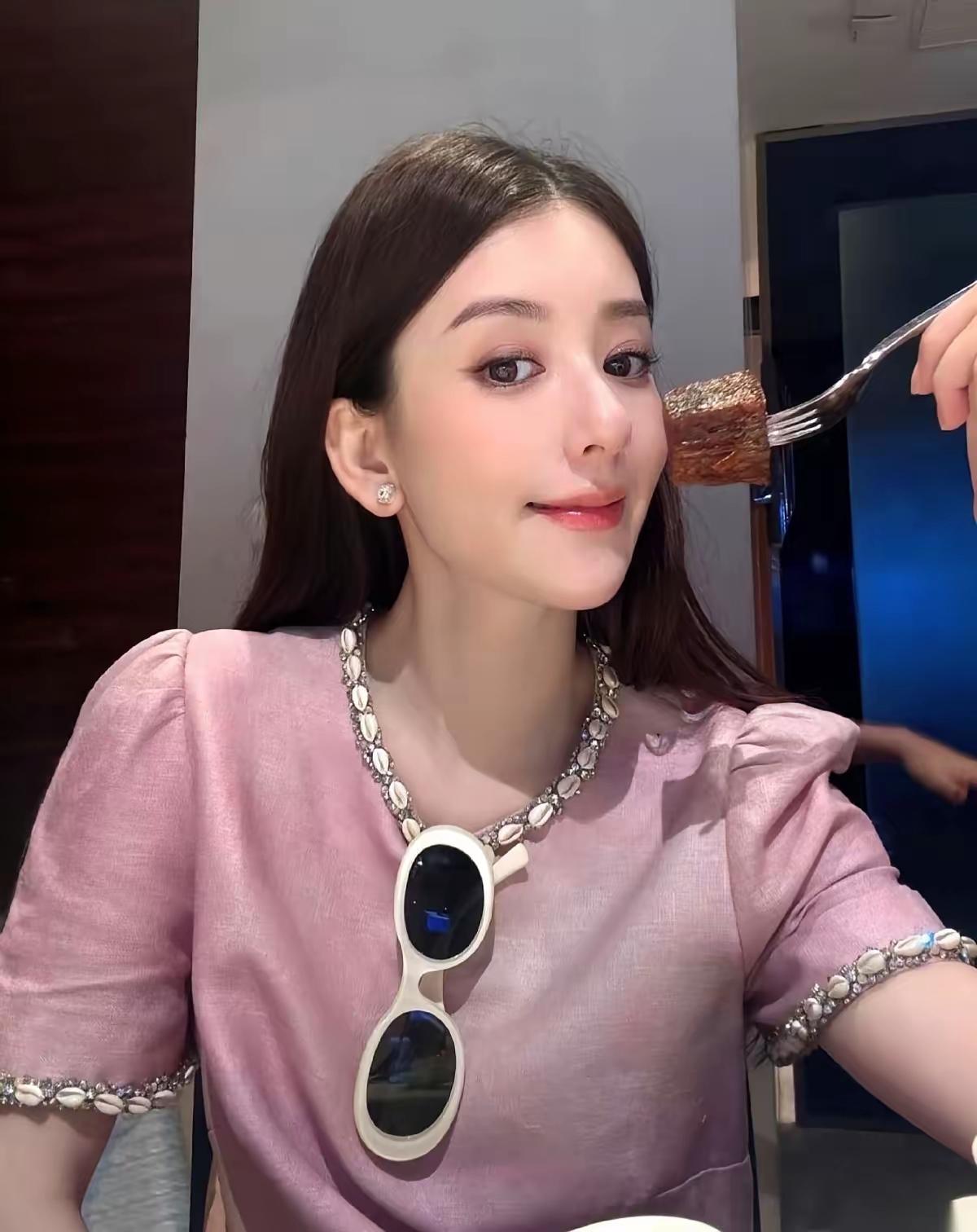 宋佳有句话，好像把方媛给说透了。她说，有一种人，在家里什么都听别人的，活得跟个