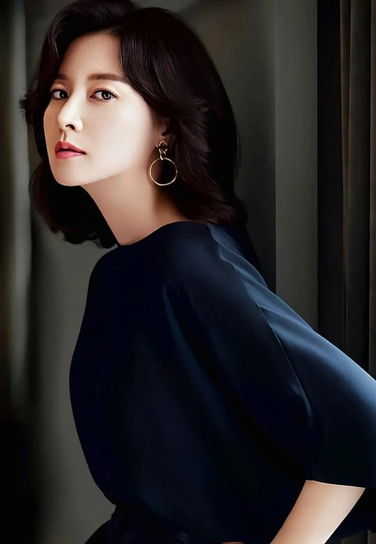 55岁李英爱状态55岁的李英爱，真的把岁月活成了温柔的养分。气质干净通透，神态从