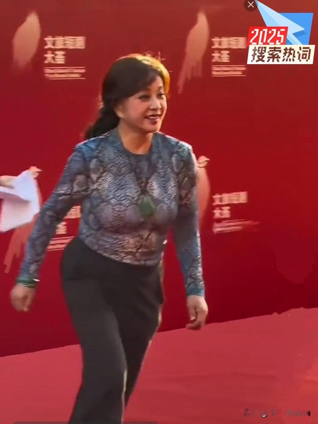 75岁刘晓庆红毯小跑打脸造谣者！看到她的状态，谁还敢说自己“累得想躺平”了？
