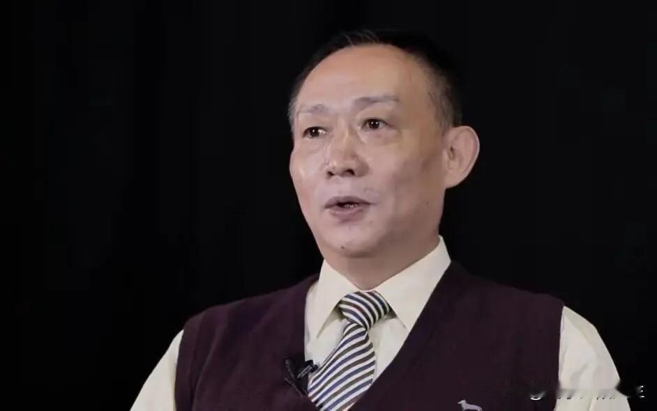 近来金融圈有些人谈及卢麒元，居然异口同声抛出四个字：“脑子有病”。在他们的圈层法
