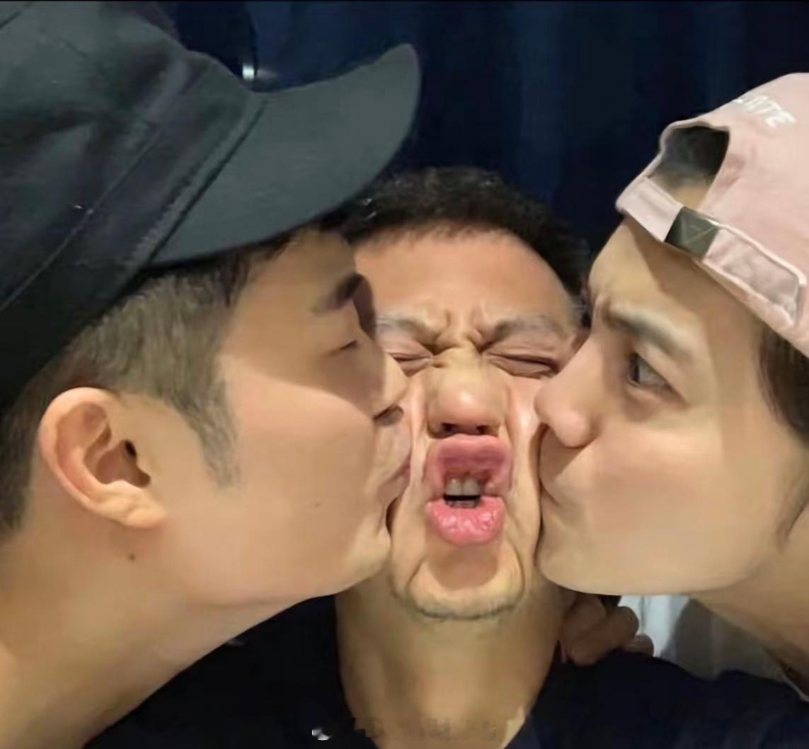 邓超替鹿晗收粉丝的信邓超是：哈哈哈他们在一起就是：哈哈哈哈哈哈哈哈哈哈…