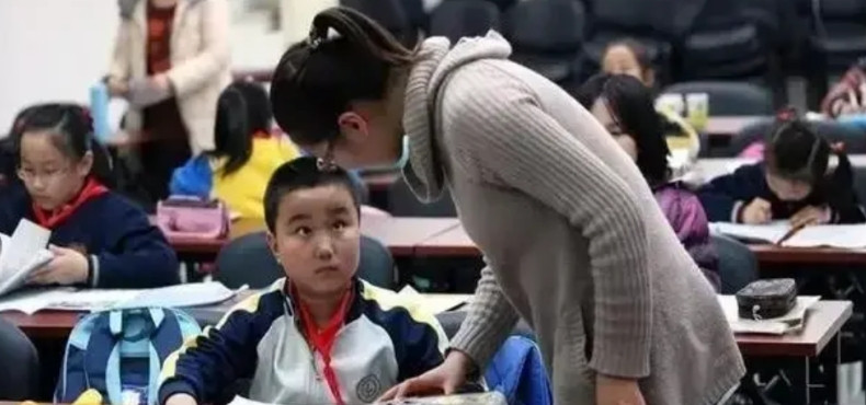 近日，江西宜春樟树市滨江中学拖欠老师加班费长达8个月，校方以资金困难为由一再推诿