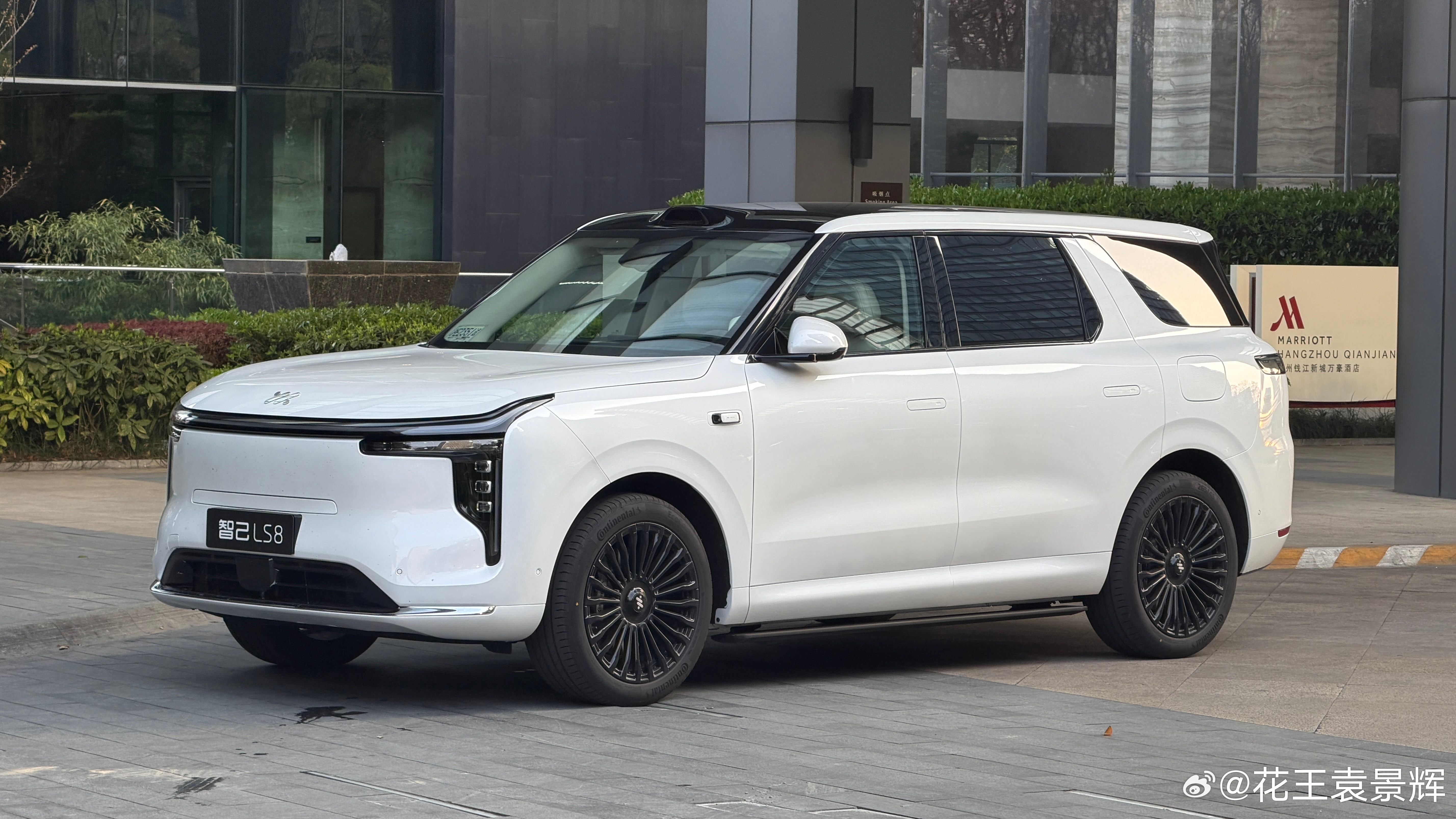 看我在酒店楼下发现了啥智己LS8白色其实更好看哦智己ls8震撼预售25.98万元