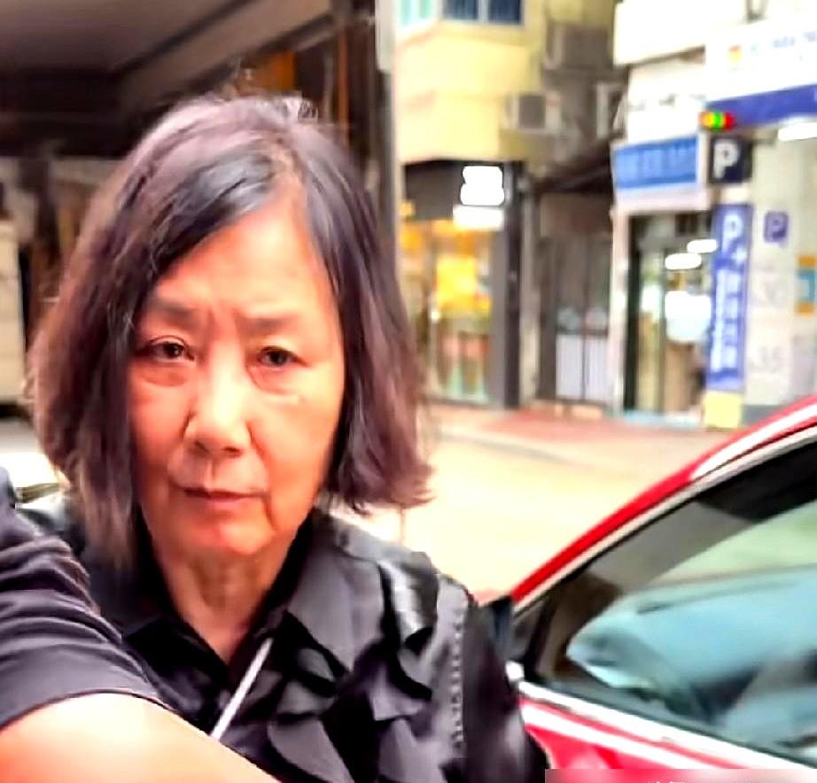 78岁的汪明荃，素颜黑T恤，就这么悄悄出现在了米雪的演唱会后台。她没坐贵宾席