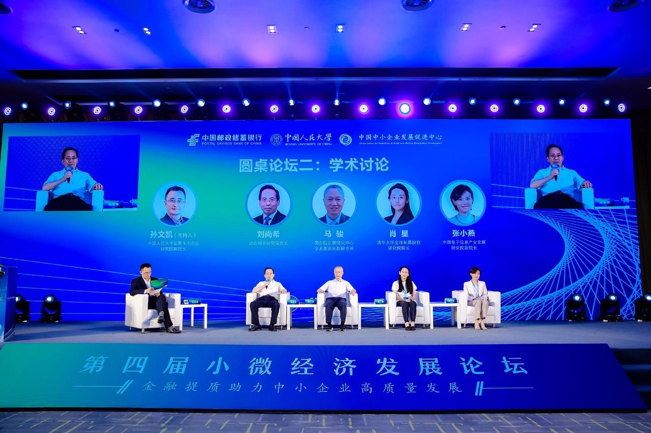 中国学术界就是个大染缸。你以为你进入象牙塔就职了，但你学不会弯腰，这里就没有你的