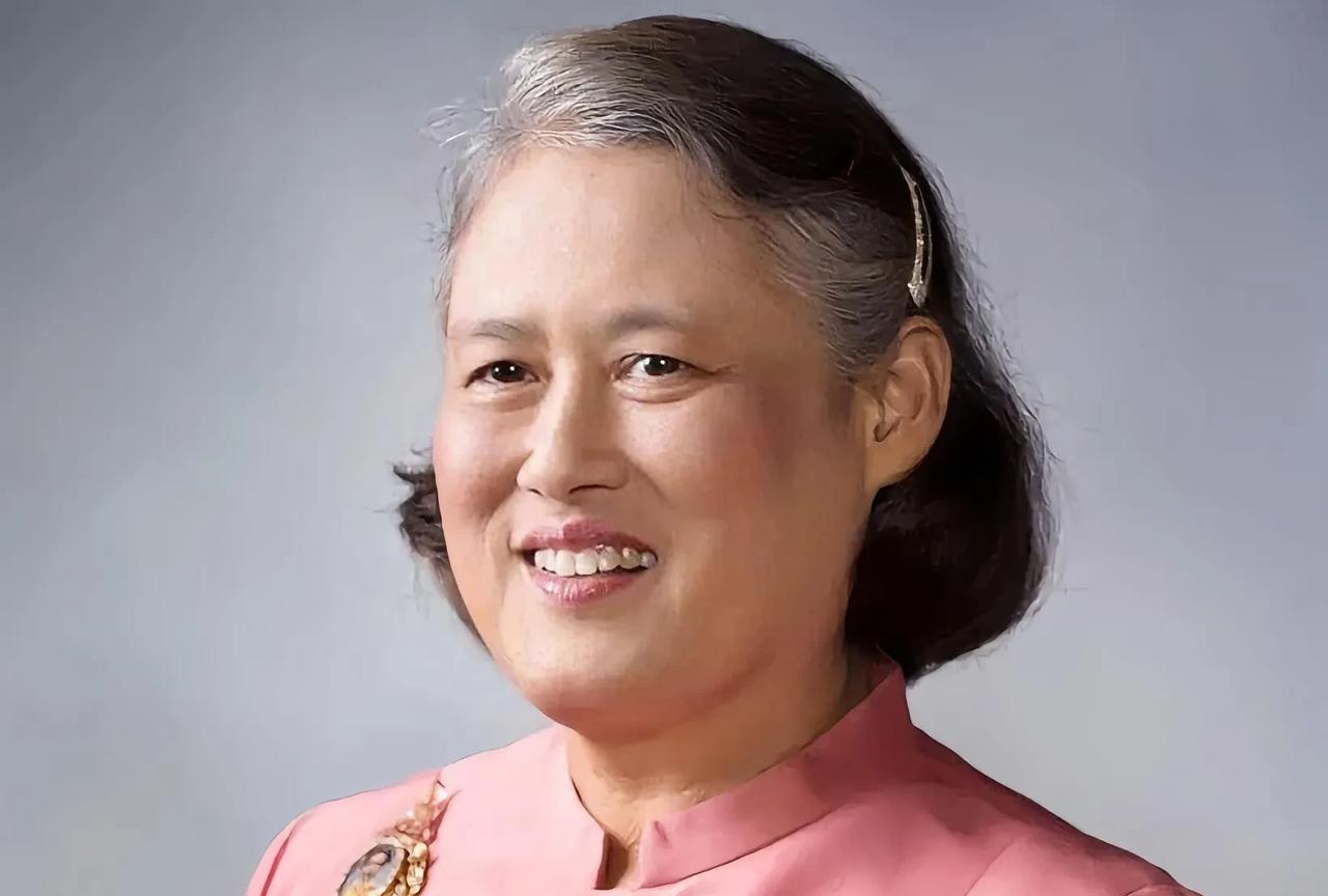诗琳通公主出现！泰柬边境紧张对峙牵动人心，尤其是洪森的电话门，短期让泰国政坛掀