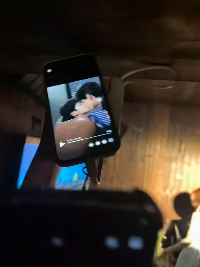你俩特么真亲上了