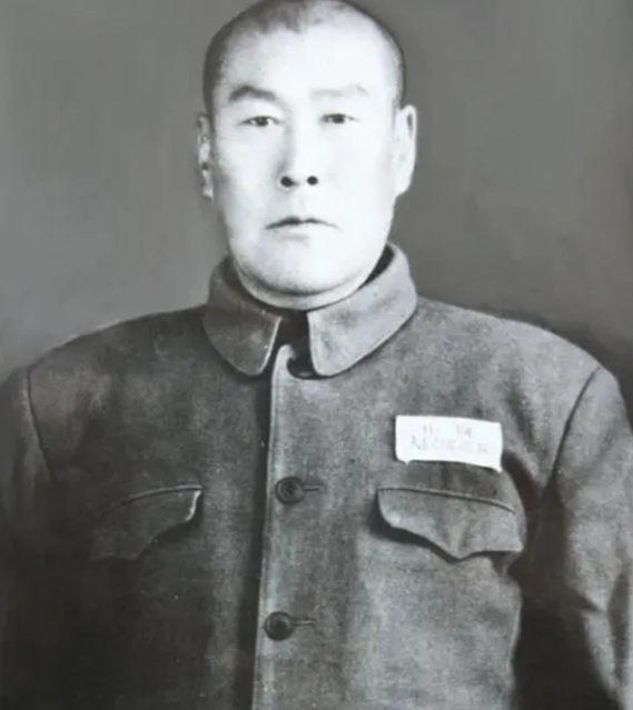 1942年，潜伏在八路军中的女特务，突然对着游击队大队长甄凤山妩媚一笑，这一轻佻