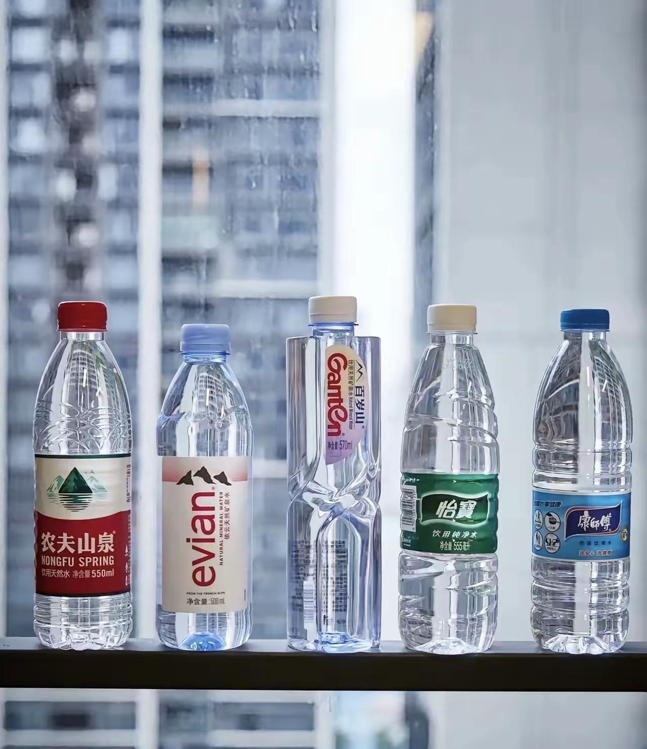 我和参考信息里那家人一样，一直对矿泉水深信不疑，二十年来全家都喝矿泉水，觉得干净