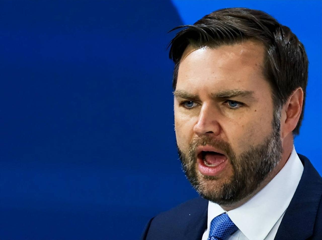 你们发现了吗？以往看起来忠心耿耿的副总统万斯，这次美以轰炸伊朗，他几乎隐身了。