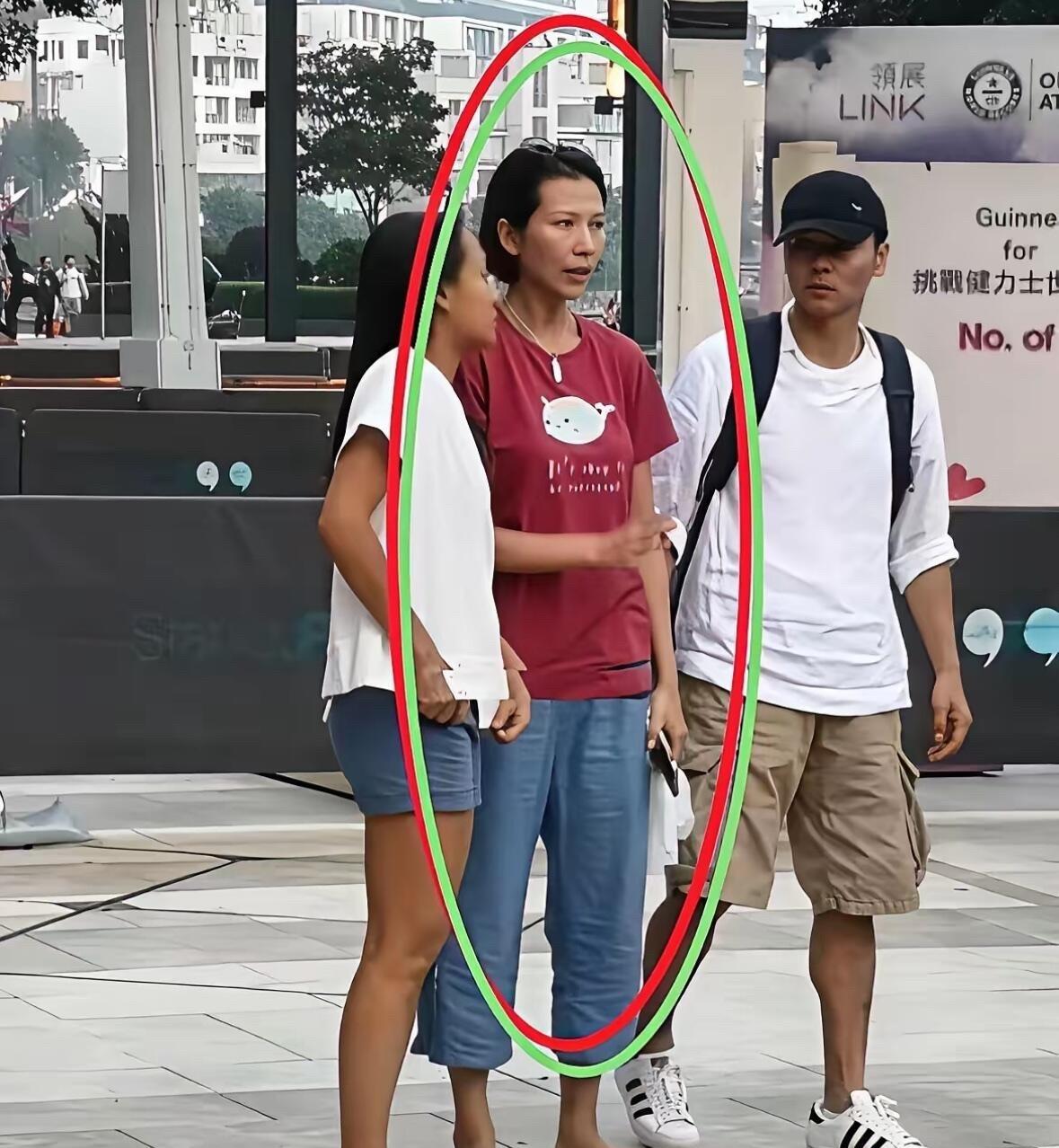 太让人惊讶了，电视上的她看着那么漂亮有气质，怎么现实中又黑又土的，看起来完全没有
