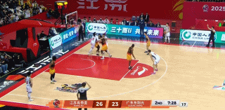 胡明轩徐杰底角投中三分球，不刷分真的容易挨骂，徐杰连续空位不进球太尴尬徐杰比