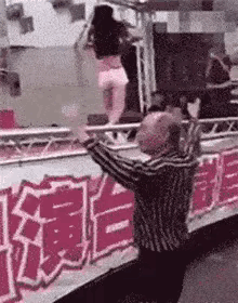 还看，家里那位来了，你知道吗？