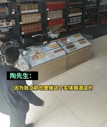 一烟酒店老板娘守店期间，不知不觉就趴在柜台上睡着了，期间一名男子则进店买东西，见