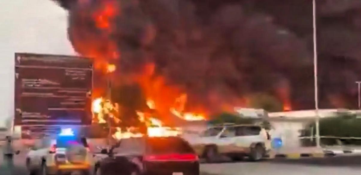 昨天看到一个报道，说资本正在大力逃离中东，开始疯狂涌入香港和新加坡。由于迪拜的资