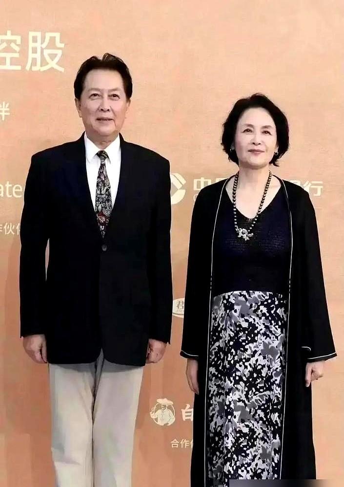 丈夫离世后，影后宋晓英把自己关在家里谁也不见，直到另一位影后王馥荔拎着菜敲开门。