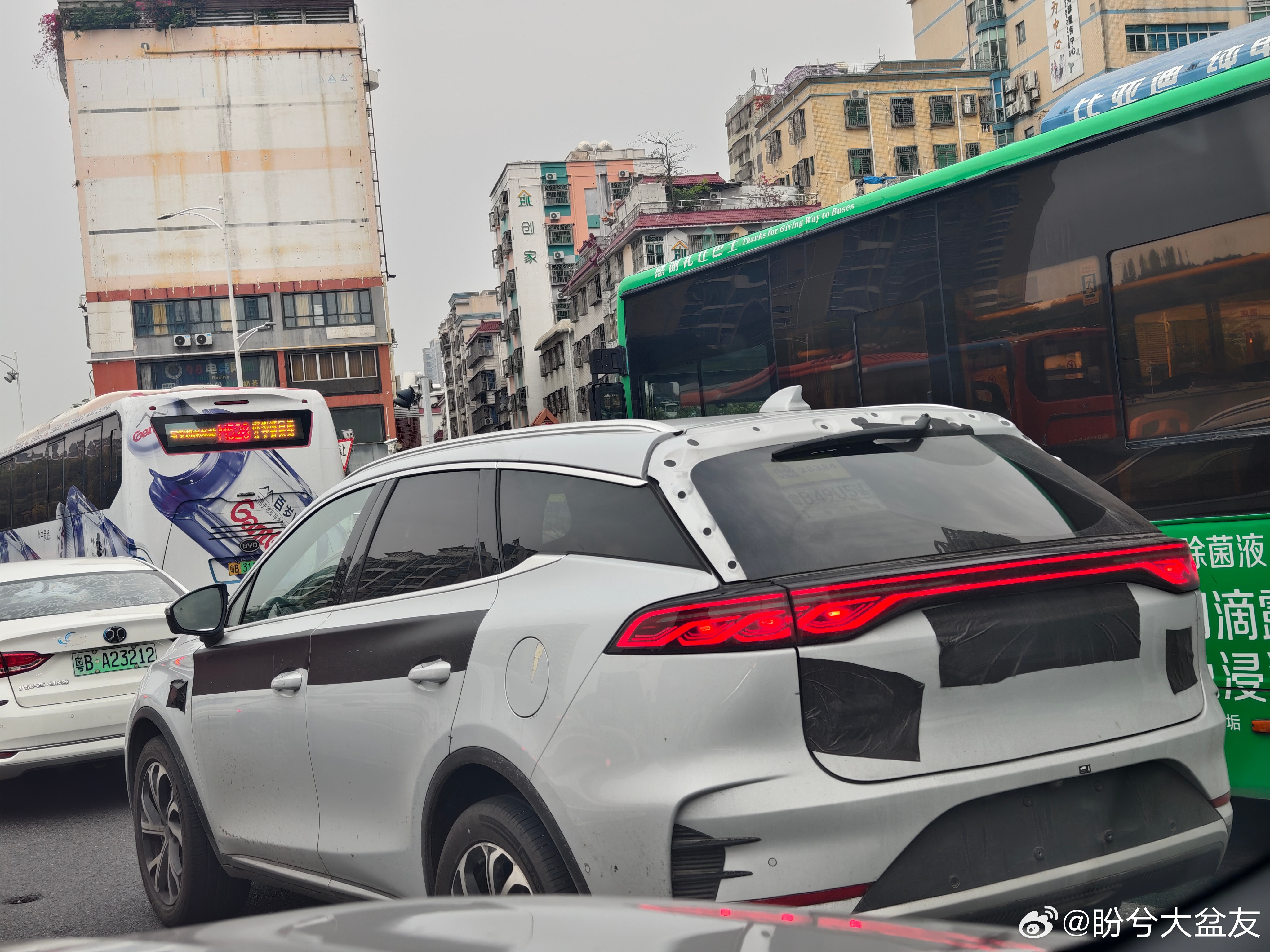 这个车，不用伪装，一看这灯就知道是比亚迪，那么问题来了，你猜猜是比亚迪哪款？[笑