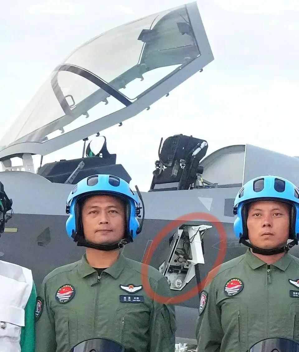 福建舰服役终于官宣了！央视频里信息量很大，除了甲板还有飞机，甚至各个舱室内部的画