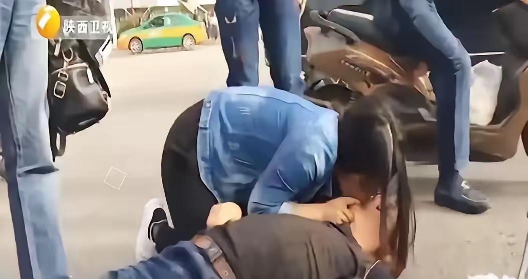 西安一女孩跪地抢救晕倒老人，老人不幸离世，谁料4天后，女孩发现对方家属全城拉横幅