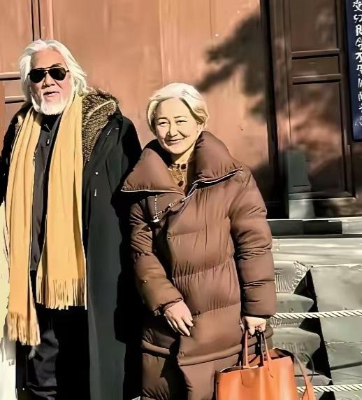 几日前，著名武侠剧导演张纪中老先生兴致勃勃地与丈母娘合影留念，照片很快在网络媒体