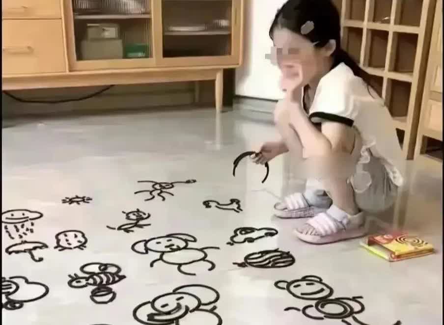 广东，一名女子下班后在便利店买了一盒蚊香，回到家后，她就随手把这盒蚊香扔在了桌子