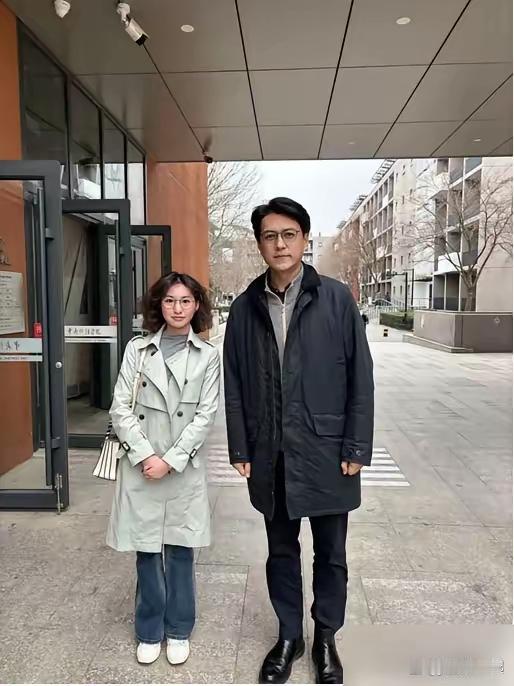 49岁的靳东，身边又跟了个“神秘美女”？全网都在传他的新合影，猜了半天。我翻