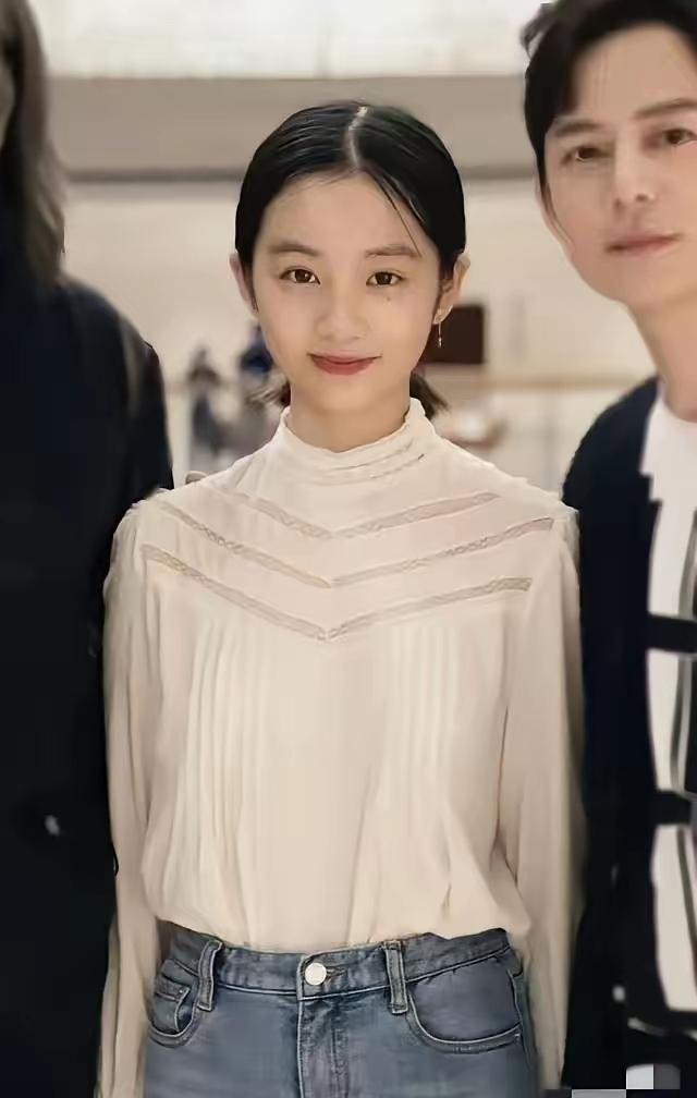 看看黄多多的变化，就知道牢A说的有多正确了，在国内一直是乖孩子的状态，感觉