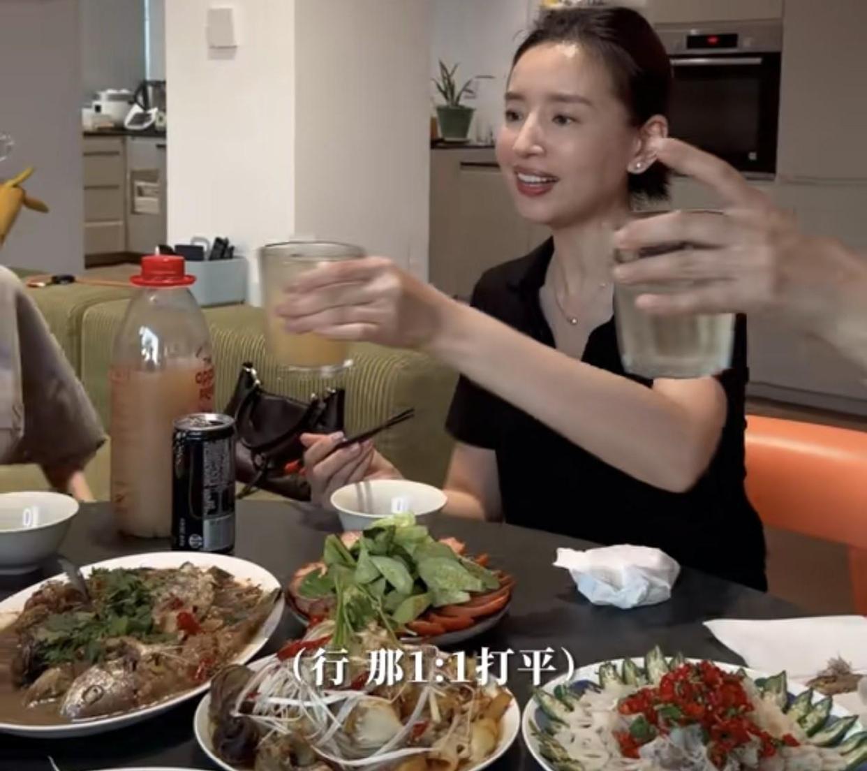 董洁在朋友家聚会，一人搞定10道大菜！46岁颜值再次回春，太绝了