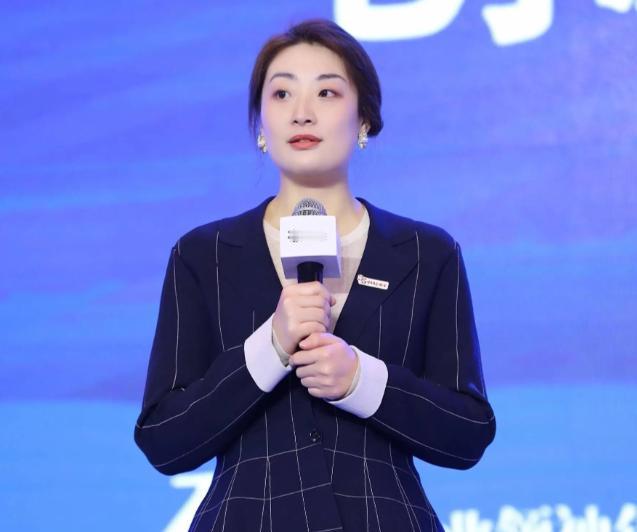 宗馥莉太自以为是！！！杭州的雨下了三天，宗馥莉办公室的窗帘从头到尾没拉开