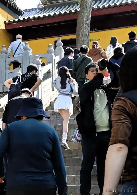 出去旅游最担心的事情还是发生了，每次一到放假的时候，总是担心人太多，不敢出门，总