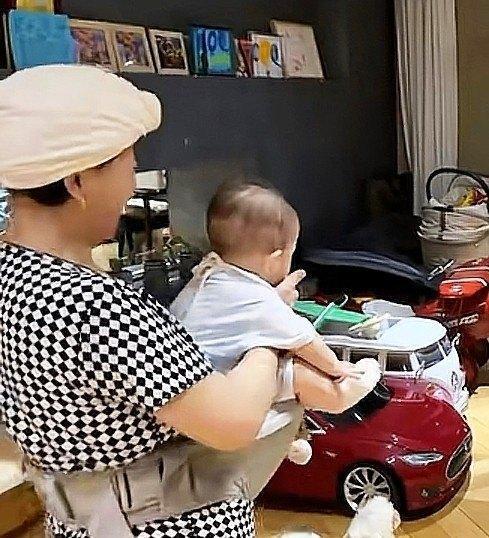 39岁包文婧晒二胎儿子“面条子”满1岁，包贝尔腰凳抱娃遛弯姐姐“饺子”照样受宠，网友看暖：一碗水端平