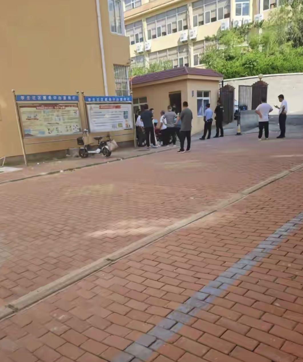 这两天在网上闹得沸沸扬扬的，“青岛大学宿管大爷被热死”事件，官方深更半夜发通
