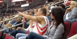 小姐姐当场被戴帽，直接怀疑人生了！