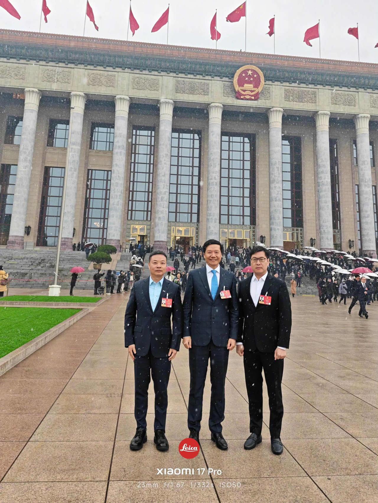 雷军又要开会了，企业家的榜样，主要身材还保持的特别好，企业先锋！三人合照，雷总