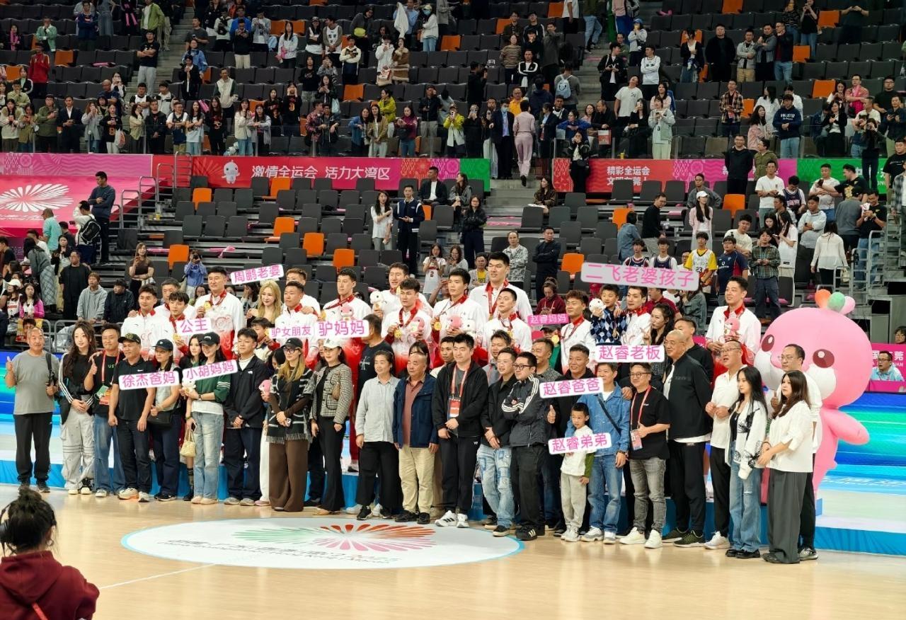 广东男篮家属团大揭秘！广东队拿到了冠军家属们也纷纷上台合影留念！标注公主的是