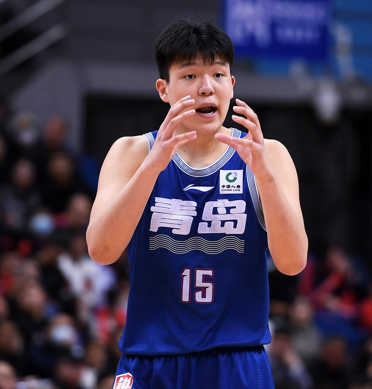 杨瀚森闷闷不乐！中国男篮以19分之差输掉比赛后，杨瀚森赛后头也不回直奔更衣室！