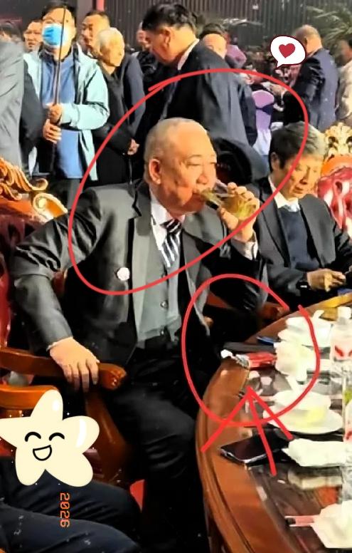 年会现场！所有人目光都聚焦在一处！不知道大家有没有发现崔培军格外不一样！身