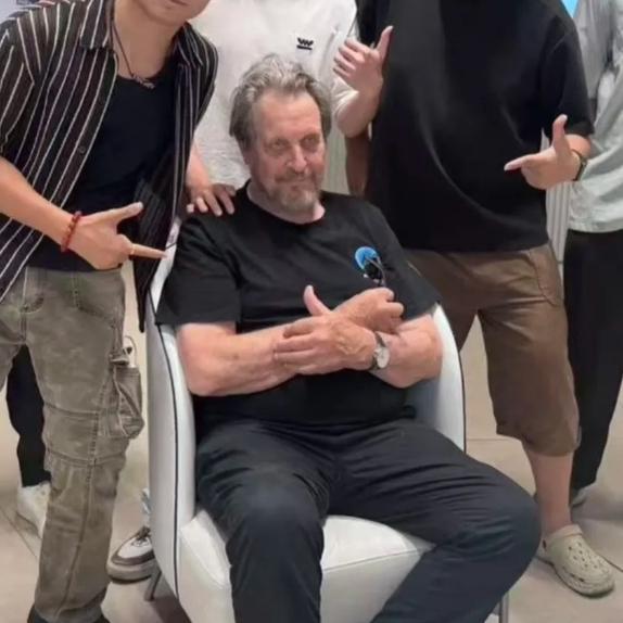 谁能想到，世界首富的亲爹，混成这样。80岁的埃罗尔·马斯克现身广东，一脸乱胡子，