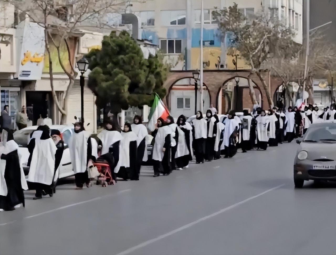 美国和以色列大概没想到：两伊战争持续八年都没有出现的场面，在哈梅内伊殉道后出现了