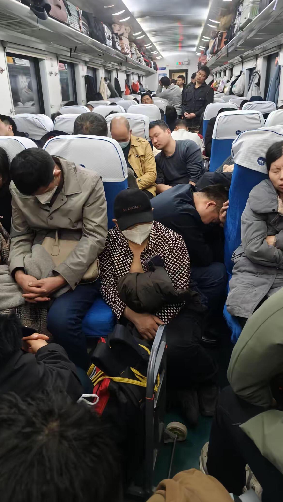 凌晨一点的绿皮车厢，藏着最真实的生活凌晨一点，绿皮火车还在哐当哐当地往前开