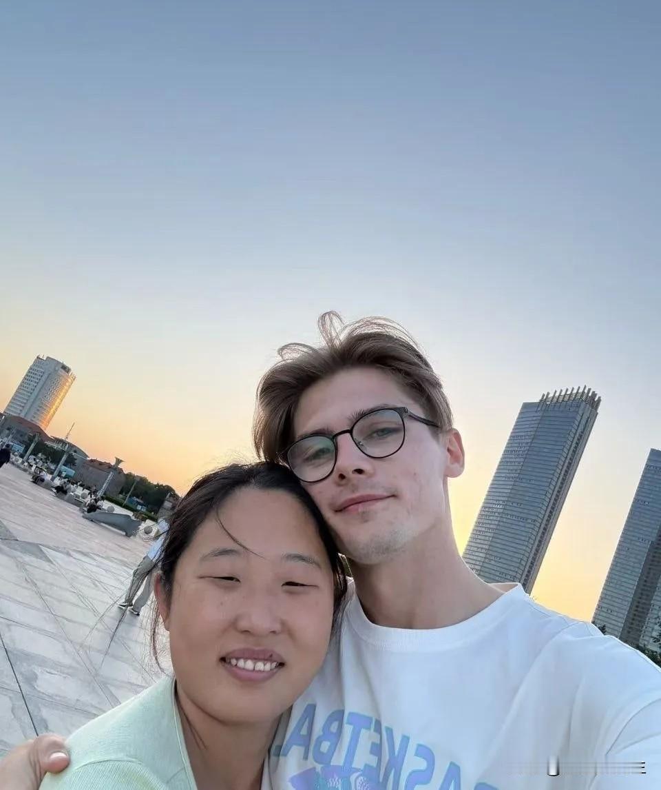 以前见到中国女孩配外国男人我都是气愤不已的,但是见到这对吧心里还真有点替女孩高兴