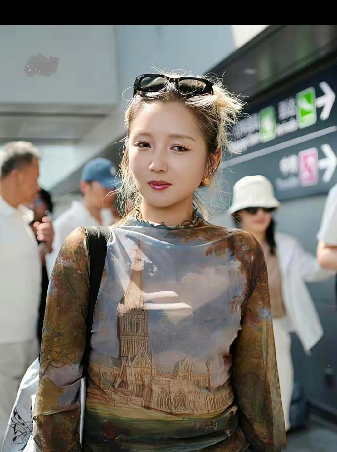 不得不说她的脸长的真的很精致，而且又小！只是这个身材真的是一言难尽，天天喊着减