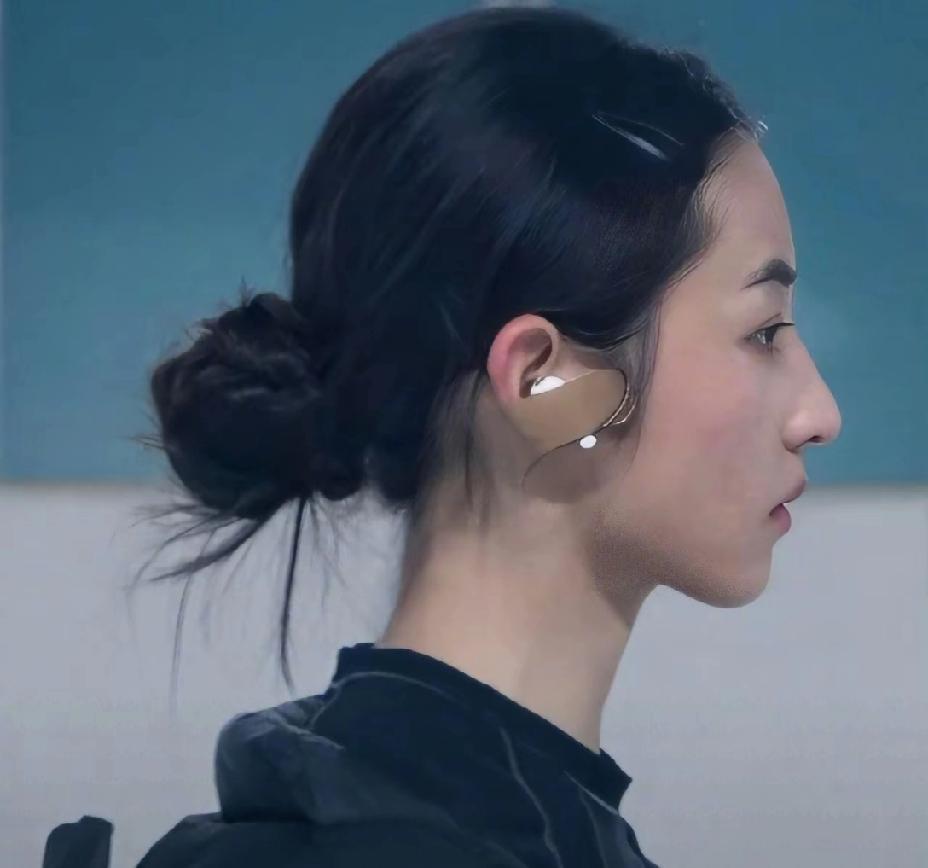 张子枫的侧脸无敌美。