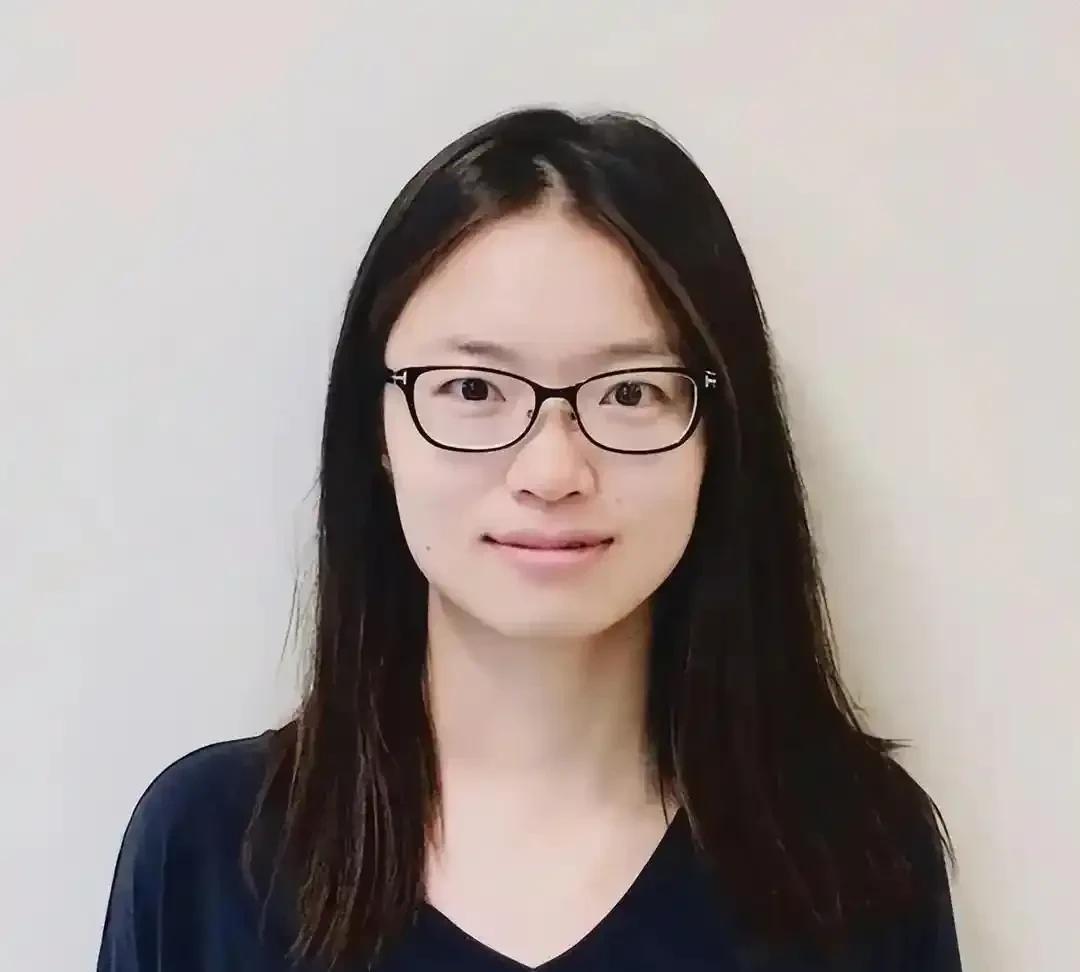 妻子把这两位数学大咖的相片拿给她87岁的母亲看，叫她猜猜他们是做啥的？先拿女生