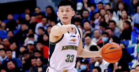山东男篮有意引进王岚嵚。据媒体人导演我躺哪透露，山东男篮有意引进王岚嵚，并愿意向