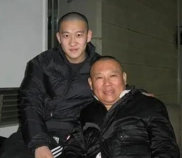 有一回，岳云鹏问郭德纲：“师父，我现在参加好多节目，要是碰到曹云金，咋称呼他才合